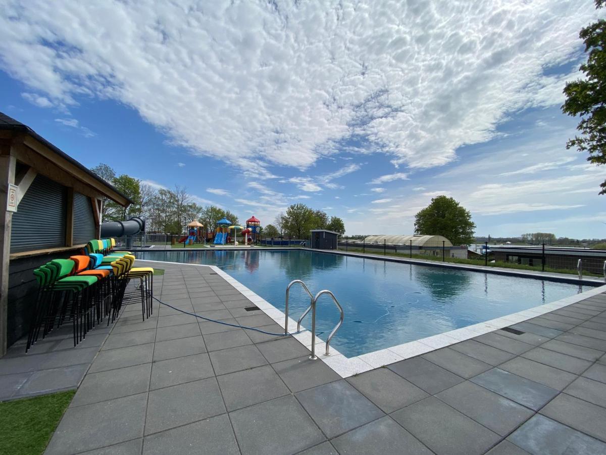 Luxus Cube Ferienhaus Chalet Am See Mit Schwimmbad In Lathum Nl Exteriér fotografie
